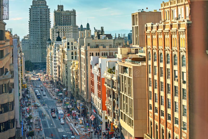 Η εναέρια πανοραμική άποψη του δρόμου Gran Via είναι η κύρια εμπορική περιοχή στη Μαδρίτη Ισπανία στοκ εικόνες Η εναέρια πανοραμική άποψη του δρόμου Gran Via είναι η κύρια εμπορική περιοχή στη Μαδρίτη Ισπανία στοκ εικόνες