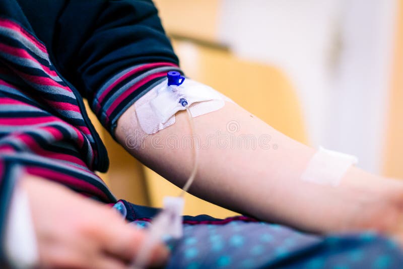 Η ενδοφλέβια θεραπεία, η έγχυση ή IV στη γυναίκα παραδίδουν το νοσοκομείο στοκ φωτογραφία Η ενδοφλέβια θεραπεία, η έγχυση ή IV στη γυναίκα παραδίδουν το νοσοκομείο στοκ φωτογραφία