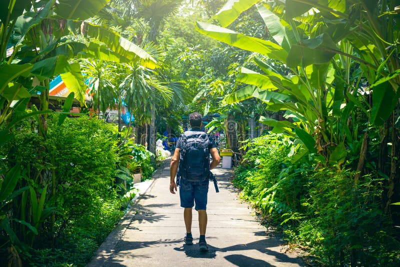 Η επίσκεψη Ασία ατόμων backpacker κατά τη διάρκεια μιας ηλιόλουστης ημέρας, σκοντάφτει σόλο και της έννοιας διακοπών στοκ φωτογραφίες με δικαίωμα ελεύθερης χρήσης Η επίσκεψη Ασία ατόμων backpacker κατά τη διάρκεια μιας ηλιόλουστης ημέρας, σκοντάφτει σόλο και της έννοιας διακοπών στοκ φωτογραφίες με δικαίωμα ελεύθερης χρήσης