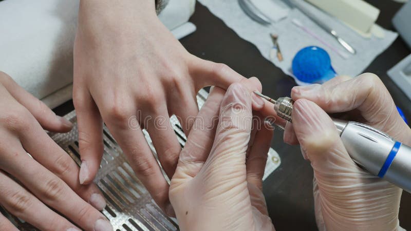 Η επεξεργασία επιδερμίδων είναι ένα από τα στάδια της επεξεργασίας της επιδερμίδας Χέρια γυναικών ` s στις διαδικασίες μανικιούρ στοκ φωτογραφίες Η επεξεργασία επιδερμίδων είναι ένα από τα στάδια της επεξεργασίας της επιδερμίδας Χέρια γυναικών ` s στις διαδικασίες μανικιούρ στοκ φωτογραφίες