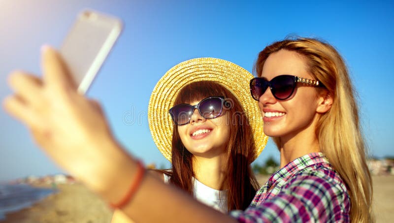 Η ευτυχής ομάδα φίλου κάνει ένα selfie με ένα κινητό τηλέφωνο στοκ εικόνες Η ευτυχής ομάδα φίλου κάνει ένα selfie με ένα κινητό τηλέφωνο στοκ εικόνες