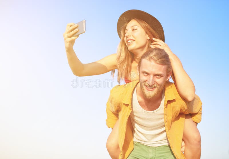 Η ευτυχής ομάδα φίλου κάνει ένα selfie με ένα κινητό τηλέφωνο στοκ φωτογραφία Η ευτυχής ομάδα φίλου κάνει ένα selfie με ένα κινητό τηλέφωνο στοκ φωτογραφία