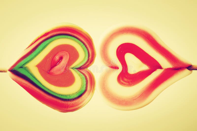 Η ζωηρόχρωμη καρδιά διαμόρφωσε τα γλυκά lollipops στοκ φωτογραφία με δικαίωμα ελεύθερης χρήσης