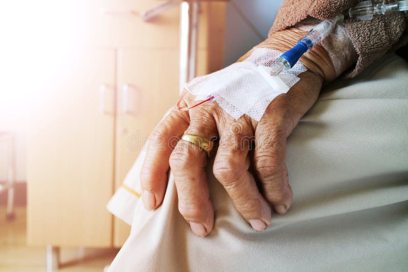 Η ηλικιωμένη γυναίκα με την αλατούχο λύση στο νοσοκομείο στοκ εικόνες με δικαίωμα ελεύθερης χρήσης Η ηλικιωμένη γυναίκα με την αλατούχο λύση στο νοσοκομείο στοκ εικόνες με δικαίωμα ελεύθερης χρήσης