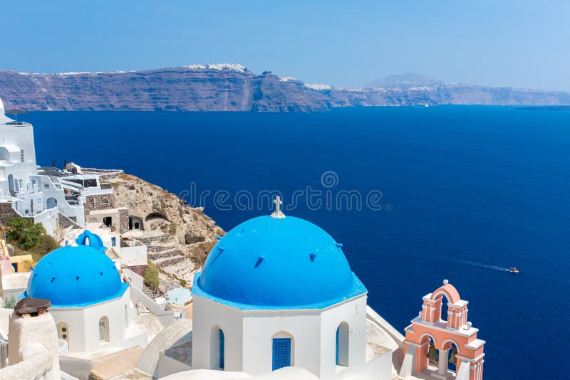Η διασημότερη εκκλησία στο νησί Santorini, Κρήτη, Ελλάδα. Πύργος κουδουνιών και θόλοι της κλασσικής ορθόδοξης ελληνικής εκκλησίας στοκ φωτογραφία με δικαίωμα ελεύθερης χρήσης Η διασημότερη εκκλησία στο νησί Santorini, Κρήτη, Ελλάδα. Πύργος κουδουνιών και θόλοι της κλασσικής ορθόδοξης ελληνικής εκκλησίας στοκ φωτογραφία με δικαίωμα ελεύθερης χρήσης