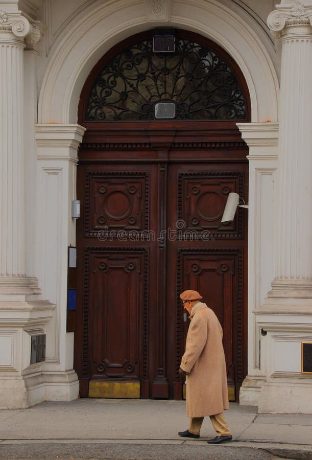 Ηλικιωμένο άτομο που περπατά σε μια κρύα οδό πόλεων στοκ φωτογραφία με δικαίωμα ελεύθερης χρήσης