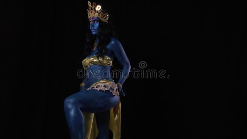Η ινδή θεά Kali με μπλε δέρμα στέκεται και κουνάει τους γοφούς της