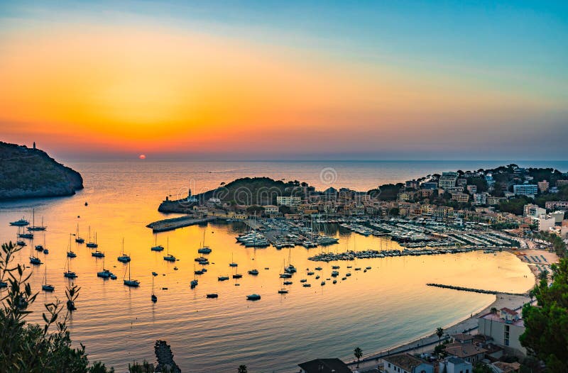 Ηλιοβασίλεμα Port de Soller σε Majorca Ισπανία στοκ εικόνες Ηλιοβασίλεμα Port de Soller σε Majorca Ισπανία στοκ εικόνες