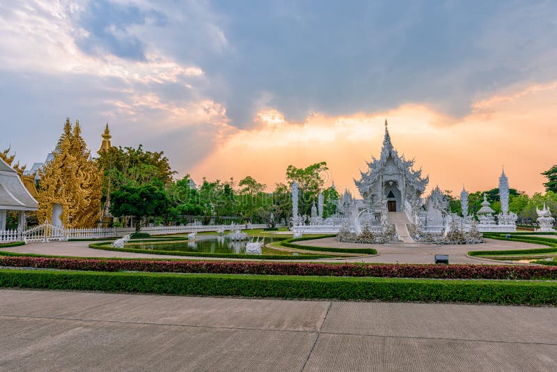 Ηλιοβασίλεμα Rong KhunWhite Wat templeat σε Chiang Rai, Ταϊλάνδη στοκ φωτογραφία