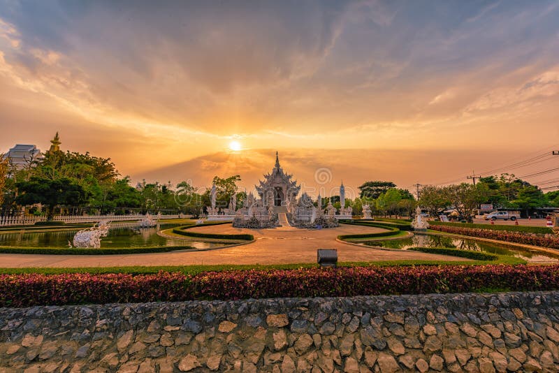 Ηλιοβασίλεμα Rong KhunWhite Wat templeat σε Chiang Rai, Ταϊλάνδη 02/04/2017 Wat Rong Khun είναι σύγχρονο κτήριο, καλά - γνωστό παγκοσμίως Σχεδιάστηκε από Chalermchai Kositpipat Ανοιγμένος το στους επισκέπτες το 1997