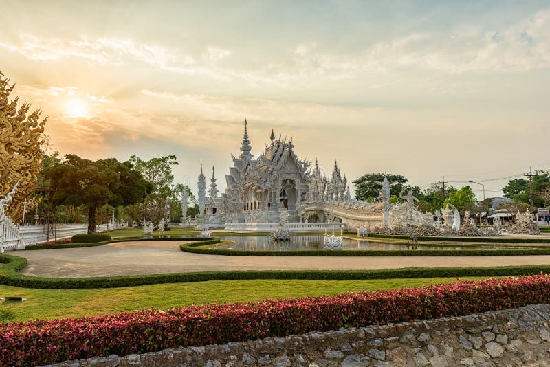 Ηλιοβασίλεμα Rong KhunWhite Wat templeat σε Chiang Rai, Ταϊλάνδη στοκ εικόνα