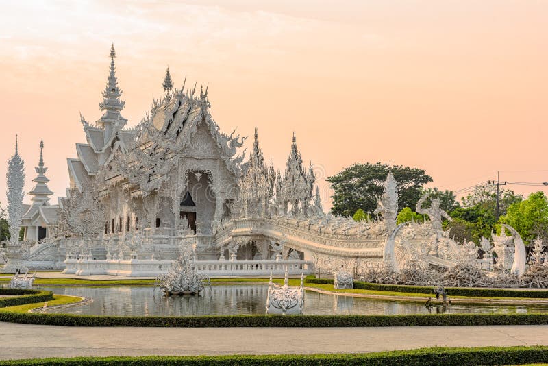 Ηλιοβασίλεμα Rong KhunWhite Wat templeat σε Chiang Rai, Ταϊλάνδη στοκ εικόνα με δικαίωμα ελεύθερης χρήσης