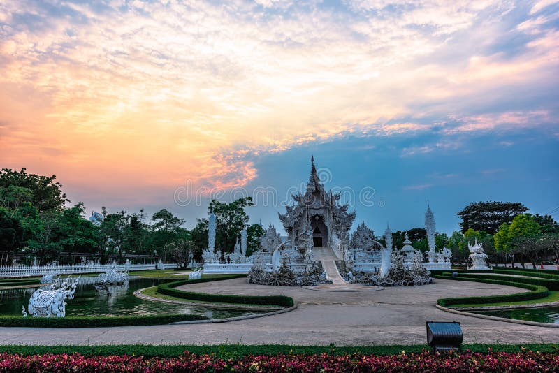 Ηλιοβασίλεμα Rong KhunWhite Wat templeat σε Chiang Rai, Ταϊλάνδη στοκ εικόνες