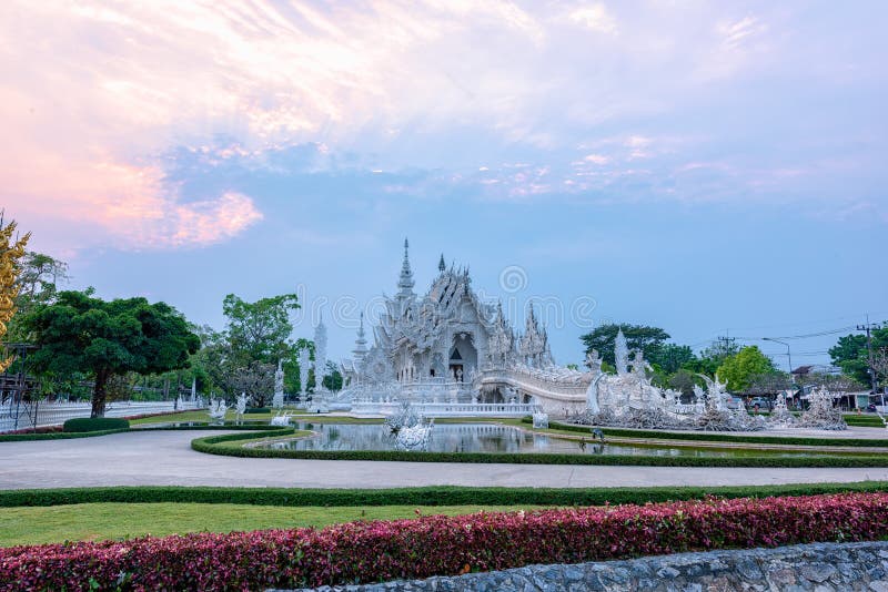 Ηλιοβασίλεμα Rong KhunWhite Wat templeat σε Chiang Rai, Ταϊλάνδη στοκ εικόνα