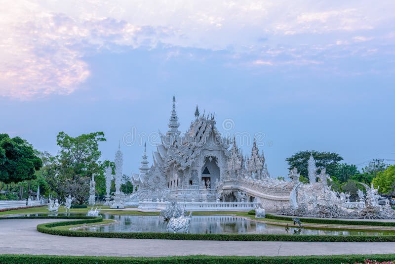 Ηλιοβασίλεμα Rong KhunWhite Wat templeat σε Chiang Rai, Ταϊλάνδη στοκ φωτογραφίες με δικαίωμα ελεύθερης χρήσης