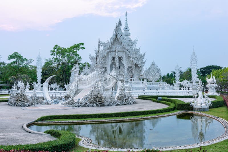 Ηλιοβασίλεμα Rong KhunWhite Wat templeat σε Chiang Rai, Ταϊλάνδη στοκ φωτογραφία