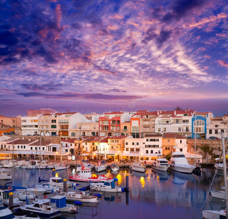 Ηλιοβασίλεμα λιμένων μαρινών Menorca Ciutadella με τις βάρκες στοκ εικόνα Ηλιοβασίλεμα λιμένων μαρινών Menorca Ciutadella με τις βάρκες στοκ εικόνα