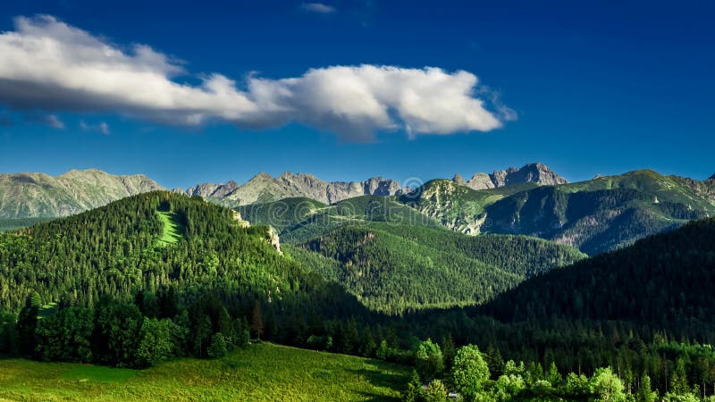 Ηλιοβασίλεμα κατά την άποψη Zakopane στα βουνά Tatra