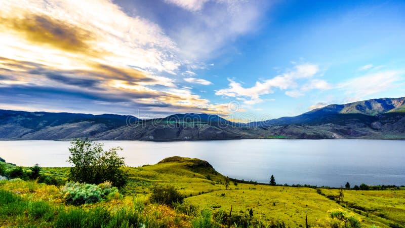 Ηλιοβασίλεμα πέρα από τη λίμνη Kamloops κατά μήκος δια την εθνική οδό του Καναδά στοκ εικόνες Ηλιοβασίλεμα πέρα από τη λίμνη Kamloops κατά μήκος δια την εθνική οδό του Καναδά στοκ εικόνες