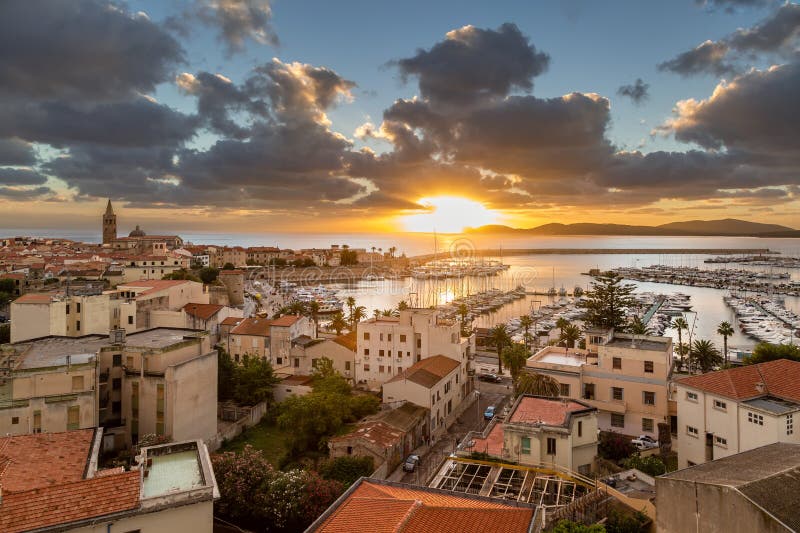 Ηλιοβασίλεμα πέρα από την πόλη Alghero στη δυτική ακτή της Σαρδηνίας στοκ φωτογραφία με δικαίωμα ελεύθερης χρήσης Ηλιοβασίλεμα πέρα από την πόλη Alghero στη δυτική ακτή της Σαρδηνίας στοκ φωτογραφία με δικαίωμα ελεύθερης χρήσης