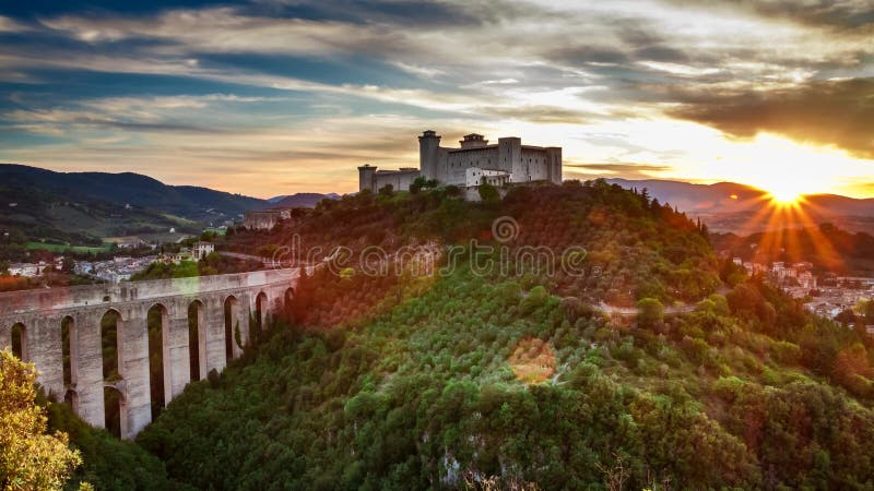 Ηλιοβασίλεμα πέρα από το όμορφο κάστρο σε Preci, Ιταλία