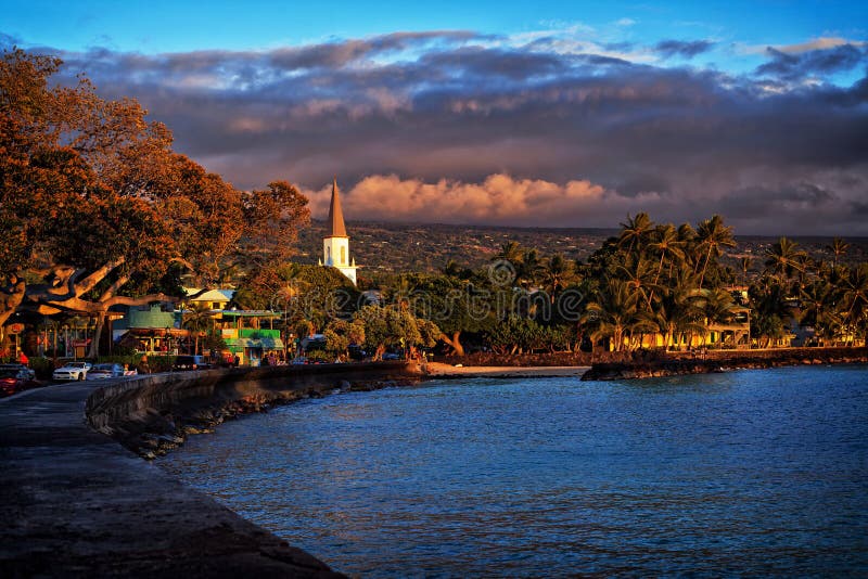 Ηλιοβασίλεμα στην πόλη Kailua, ακτή Kona, μεγάλο νησί της Χαβάης, ΗΠΑ