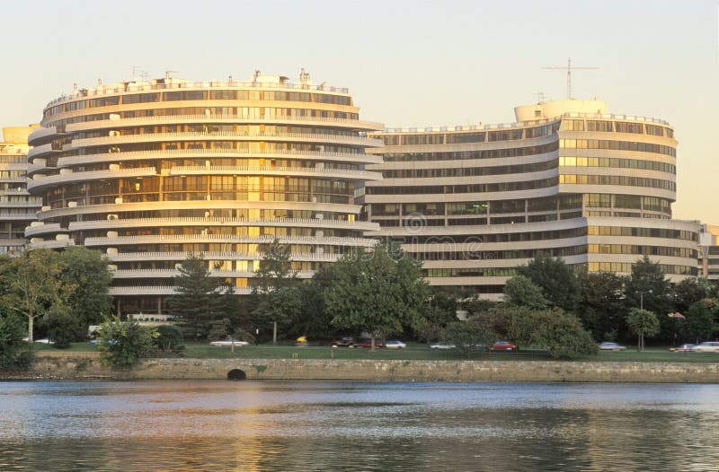 Ηλιοβασίλεμα στο Potomac κτήριο ποταμών και γουότερ γκέιτ, Ουάσιγκτον, συνεχές ρεύμα στοκ εικόνα Ηλιοβασίλεμα στο Potomac κτήριο ποταμών και γουότερ γκέιτ, Ουάσιγκτον, συνεχές ρεύμα στοκ εικόνα