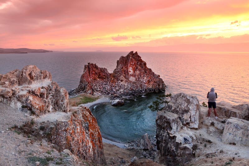 Ηλιοβασίλεμα στο βράχο σαμάνων, λίμνη Baikal, Ρωσία στοκ φωτογραφία