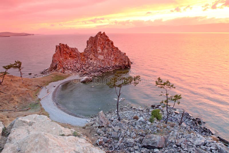 Ηλιοβασίλεμα στο βράχο σαμάνων, λίμνη Baikal, Ρωσία στοκ φωτογραφία με δικαίωμα ελεύθερης χρήσης