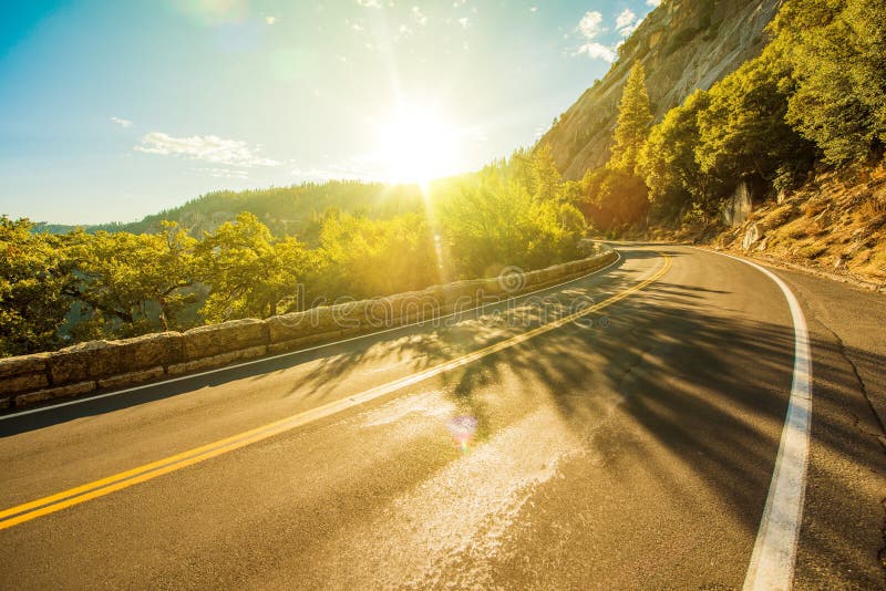 Ηλιόλουστος δρόμος Yosemite στοκ εικόνες Ηλιόλουστος δρόμος Yosemite στοκ εικόνες