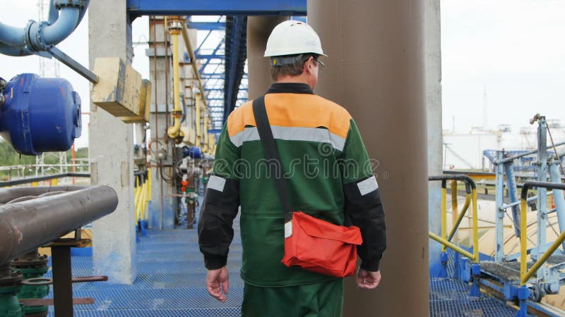 Η κάμερα παρουσιάζει εργαζόμενο που ελέγχει τον εξοπλισμό στις εγκαταστάσεις απόθεμα βίντεο