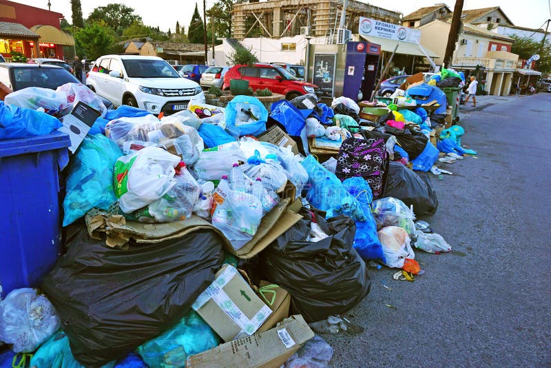Η Κέρκυρα, Ελλάδα, στις 18 Οκτωβρίου 2018, απόβλητα που διασκορπίζονται σε όλο το νησί προκαλεί την κριτική από τον πληθυσμό στοκ φωτογραφία με δικαίωμα ελεύθερης χρήσης Η Κέρκυρα, Ελλάδα, στις 18 Οκτωβρίου 2018, απόβλητα που διασκορπίζονται σε όλο το νησί προκαλεί την κριτική από τον πληθυσμό στοκ φωτογραφία με δικαίωμα ελεύθερης χρήσης