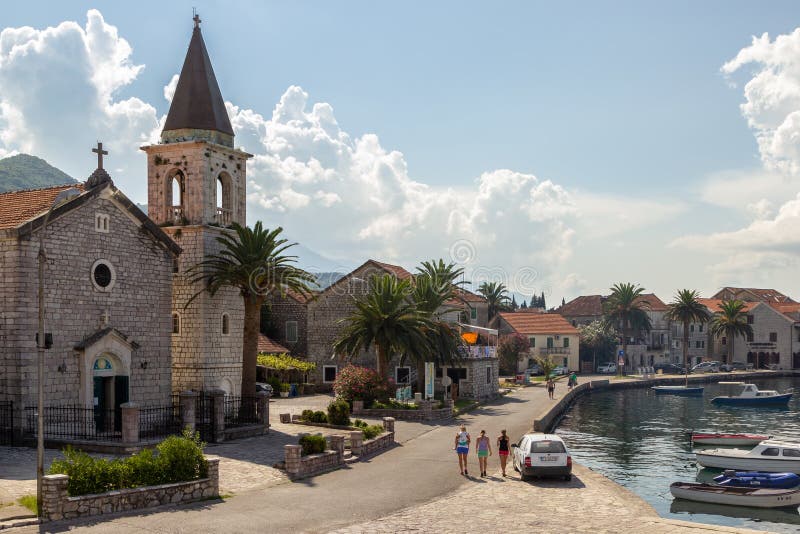 Η καθολική εκκλησία του ST Roko, αρχαία σπίτια πετρών στις ακτές του κόλπου Boka Kotorska στοκ εικόνα Η καθολική εκκλησία του ST Roko, αρχαία σπίτια πετρών στις ακτές του κόλπου Boka Kotorska στοκ εικόνα