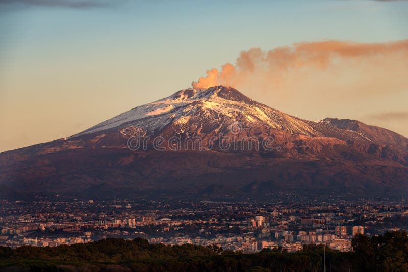 Η Κατάνια και τοποθετεί Etna το ηφαίστειο - Σικελία Ιταλία στοκ φωτογραφία με δικαίωμα ελεύθερης χρήσης Η Κατάνια και τοποθετεί Etna το ηφαίστειο - Σικελία Ιταλία στοκ φωτογραφία με δικαίωμα ελεύθερης χρήσης