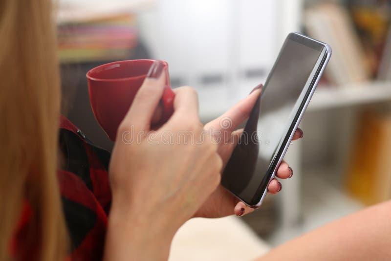 Η κατανάλωση γυναικών coffe και εξετάζει το lap-top στοκ φωτογραφίες με δικαίωμα ελεύθερης χρήσης Η κατανάλωση γυναικών coffe και εξετάζει το lap-top στοκ φωτογραφίες με δικαίωμα ελεύθερης χρήσης