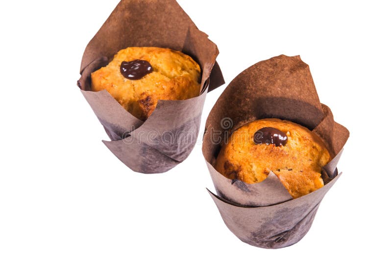 Η κινηματογράφηση σε πρώτο πλάνο εύγευστα muffins γλυκιάς σοκολάτας στο λευκό απομονώνει το υπόβαθρο στοκ εικόνα Η κινηματογράφηση σε πρώτο πλάνο εύγευστα muffins γλυκιάς σοκολάτας στο λευκό απομονώνει το υπόβαθρο στοκ εικόνα