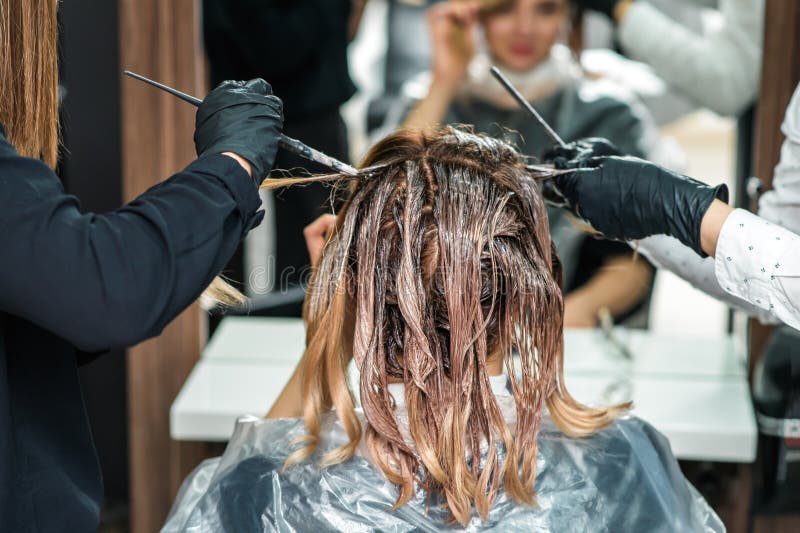 Η κομμώτρια πεθαίνει από γυναικεία μαλλιά. Επαγγελματίες κομμωτές πεθαίνουν γυναικεία μαλλιά σε κομμωτήριο
