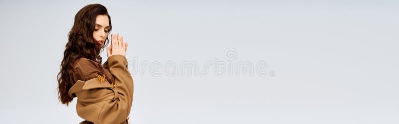 Η κομψότητα μιας νεαρής γυναίκας την άνοιξη στοκ εικόνες με δικαίωμα ελεύθερης χρήσης