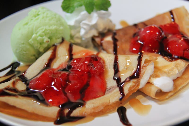 η κρέμα crepes οι φράουλες δύο &pi στοκ φωτογραφίες