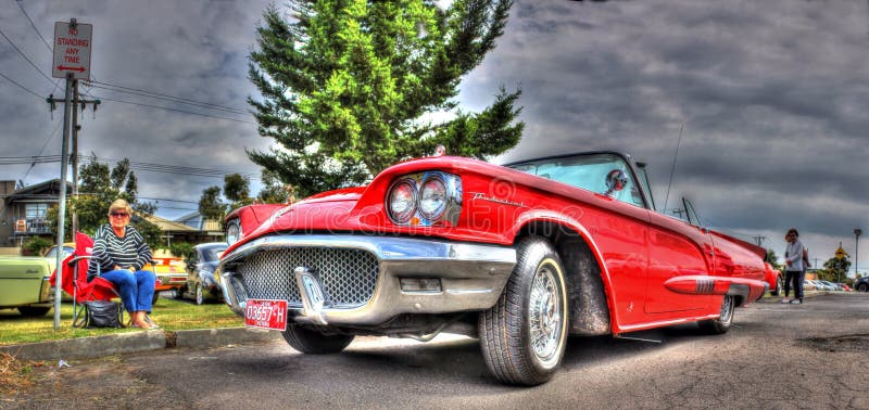 Η κόκκινη Ford Thunderbird στοκ εικόνα Η κόκκινη Ford Thunderbird στοκ εικόνα