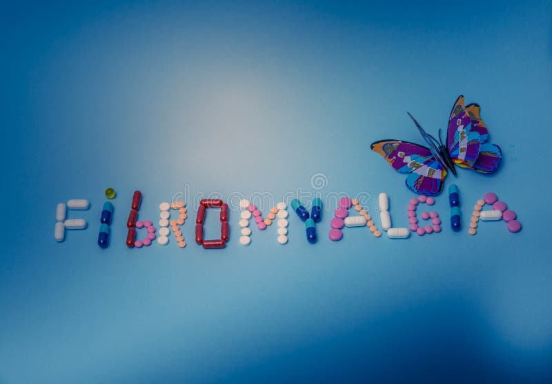 Η λέξη Fibromyalgia που γράφεται από τα ζωηρόχρωμα φάρμακα, χάπια, φάρμακα, ταμπλέτες, κάψες με την πορφυρή πεταλούδα σε ένα μπλε στοκ εικόνες Η λέξη Fibromyalgia που γράφεται από τα ζωηρόχρωμα φάρμακα, χάπια, φάρμακα, ταμπλέτες, κάψες με την πορφυρή πεταλούδα σε ένα μπλε στοκ εικόνες