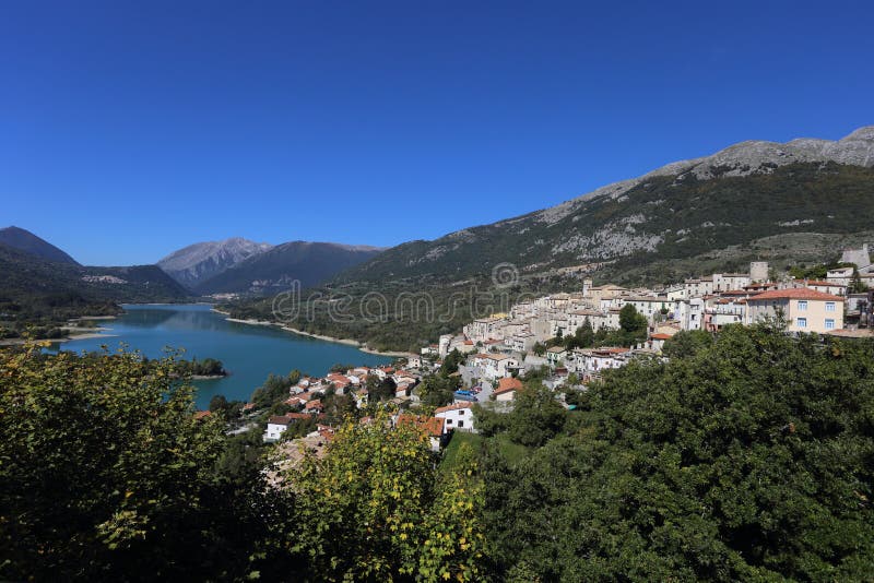 Η λίμνη Μπαρέα και το ορεινό χωριό στοκ εικόνα με δικαίωμα ελεύθερης χρήσης