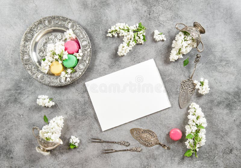 Η Λευκή Βίβλος Macarons cokies Το εκλεκτής ποιότητας επίπεδο βάζει τα ιώδη λουλούδια στοκ εικόνες με δικαίωμα ελεύθερης χρήσης Η Λευκή Βίβλος Macarons cokies Το εκλεκτής ποιότητας επίπεδο βάζει τα ιώδη λουλούδια στοκ εικόνες με δικαίωμα ελεύθερης χρήσης