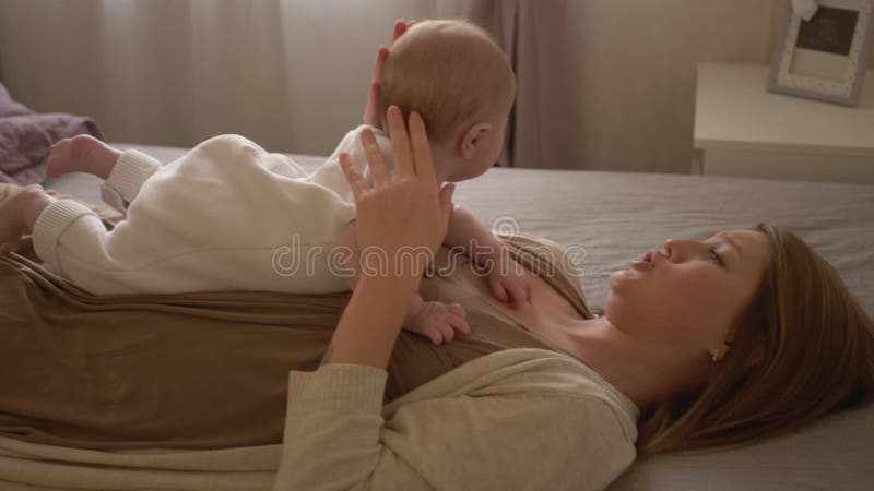 Η μαμά και η μικρή κόρη ξαπλώνουν στο κρεβάτι