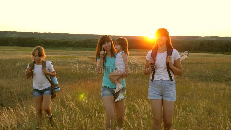 Η μαμά ταξιδεύει με τις κόρες της η μητέρα και τα παιδιά είναι τουρίστες κορίτσια ταξιδεύουν σε διάφορα λιακάδα Κορίτσι-πεζοπορία