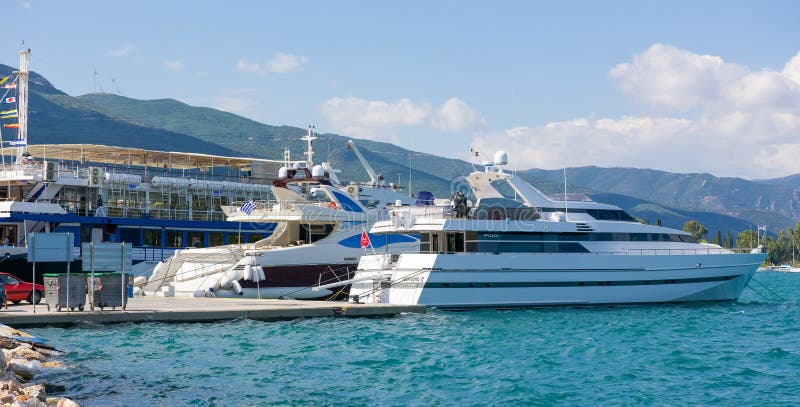 Η μαρίνα του Πόρου, είναι ένα ελληνικό νησί στο νότιο μέρος Saronic Γ στοκ φωτογραφίες με δικαίωμα ελεύθερης χρήσης