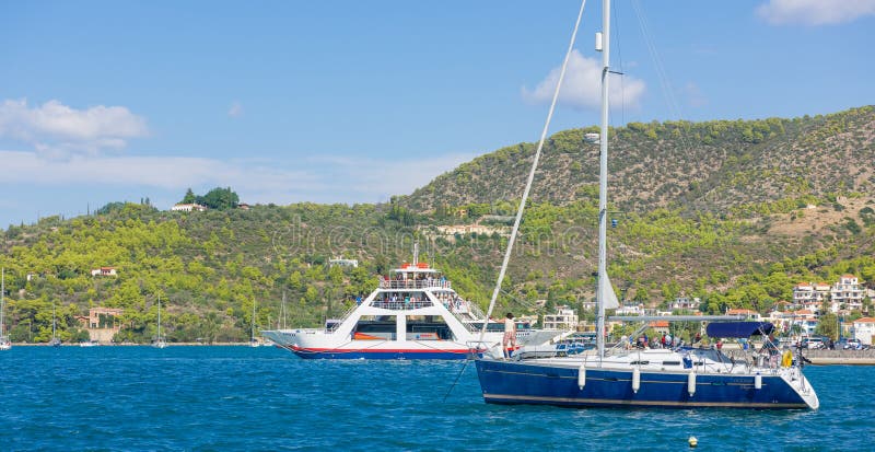 Η μαρίνα του Πόρου, είναι ένα ελληνικό νησί στο νότιο μέρος Saronic Γ. ΠΌΡΟΣ, ΕΛΛΑΔΑ - 27 Σεπτεμβρίου 2014: Η μαρίνα του Πόρου, είναι ένα ελληνικό νησί στο νότιο μέρος του Σαρωνικού κόλπου, η επιφάνεια είναι 31 τετράγωνο χλμ/3. 780 κάτοικοι Είναι ένας δημοφιλής προορισμός Σαββατοκύριακου για τους αθηναϊκούς ταξιδιώτες