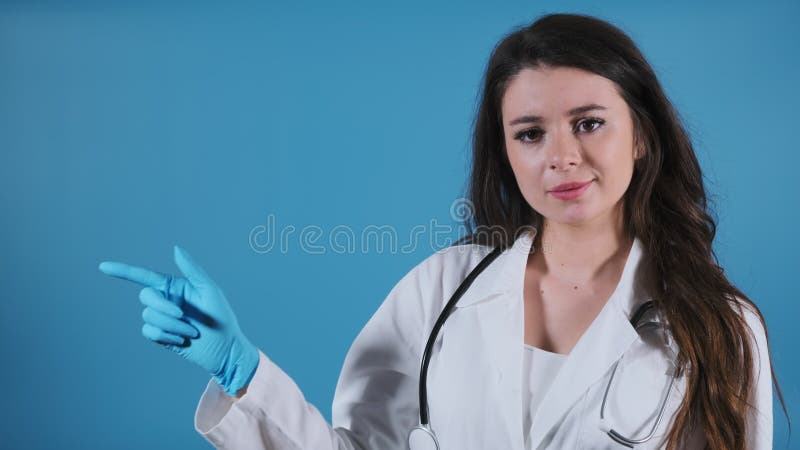 η μελετημένη νοσοκόμα οδηγεί στο εργαστήριο για ασθενή σε μπλε κλινική απόθεμα βίντεο