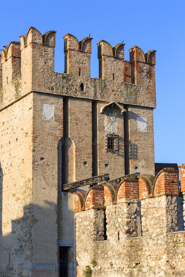 13η μεσαιωνική πέτρα Scaliger Castle Castello Scaligero στη λίμνη Garda, Sirmione, Ιταλία στοκ εικόνα με δικαίωμα ελεύθερης χρήσης