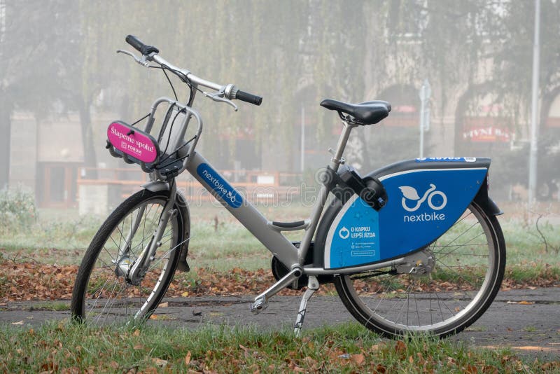 Η μηχανή ενοικίασης της εταιρείας Nextbike για ενεργούς ανθρώπους που θέλουν να μετακινούνται σε μικρές αποστάσεις Το ποδήλατο εί στοκ φωτογραφία Η μηχανή ενοικίασης της εταιρείας Nextbike για ενεργούς ανθρώπους που θέλουν να μετακινούνται σε μικρές αποστάσεις Το ποδήλατο εί στοκ φωτογραφία
